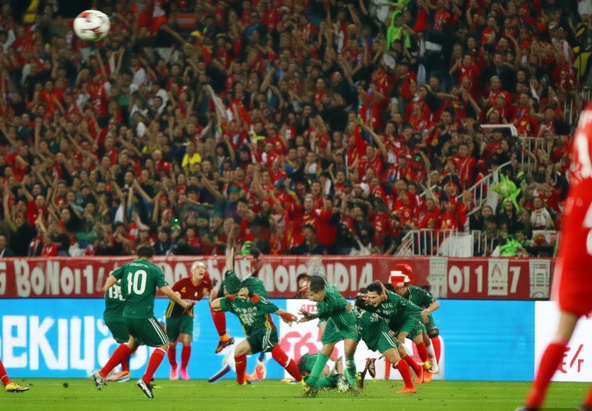 2017年恒大申花巅峰对决：激情燃动足坛焦点回顾